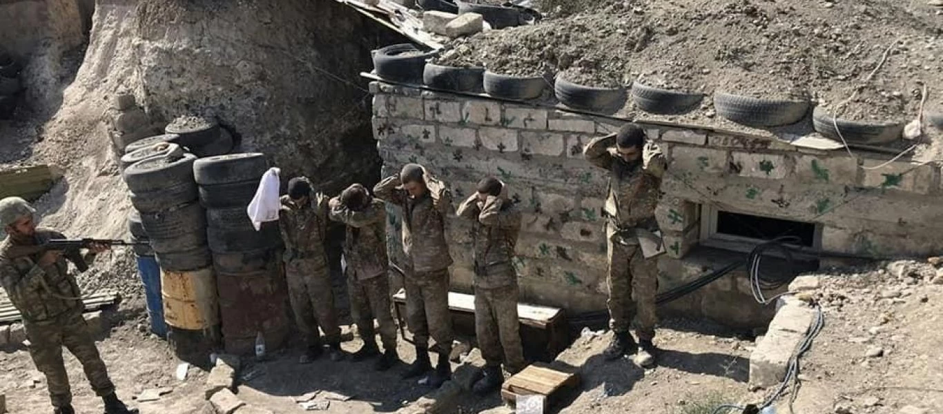 Ναγκόρνο_Καραμπάχ: Οι Αζέροι δείχνουν αιχμάλωτους Αρμένιους στρατιώτες